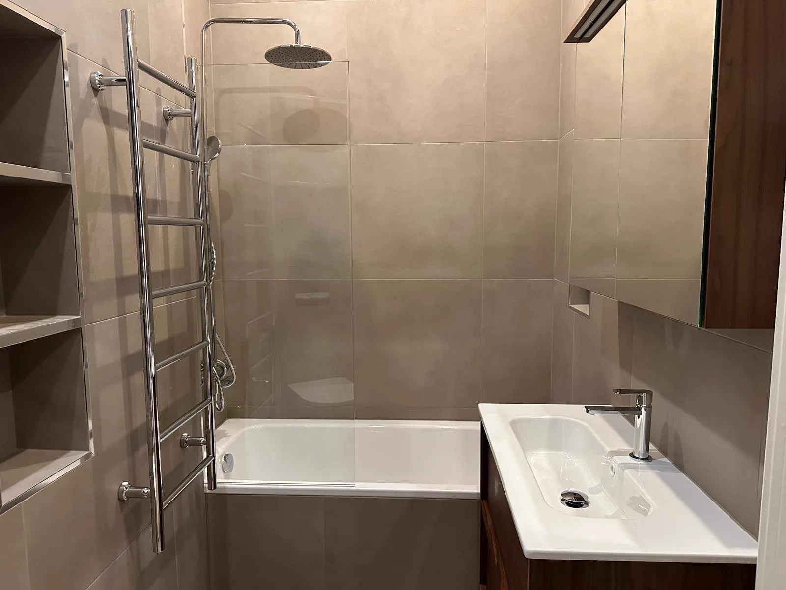 Elegant badrum renoverat av Nordgren & Partners VVS AB i Stockholm